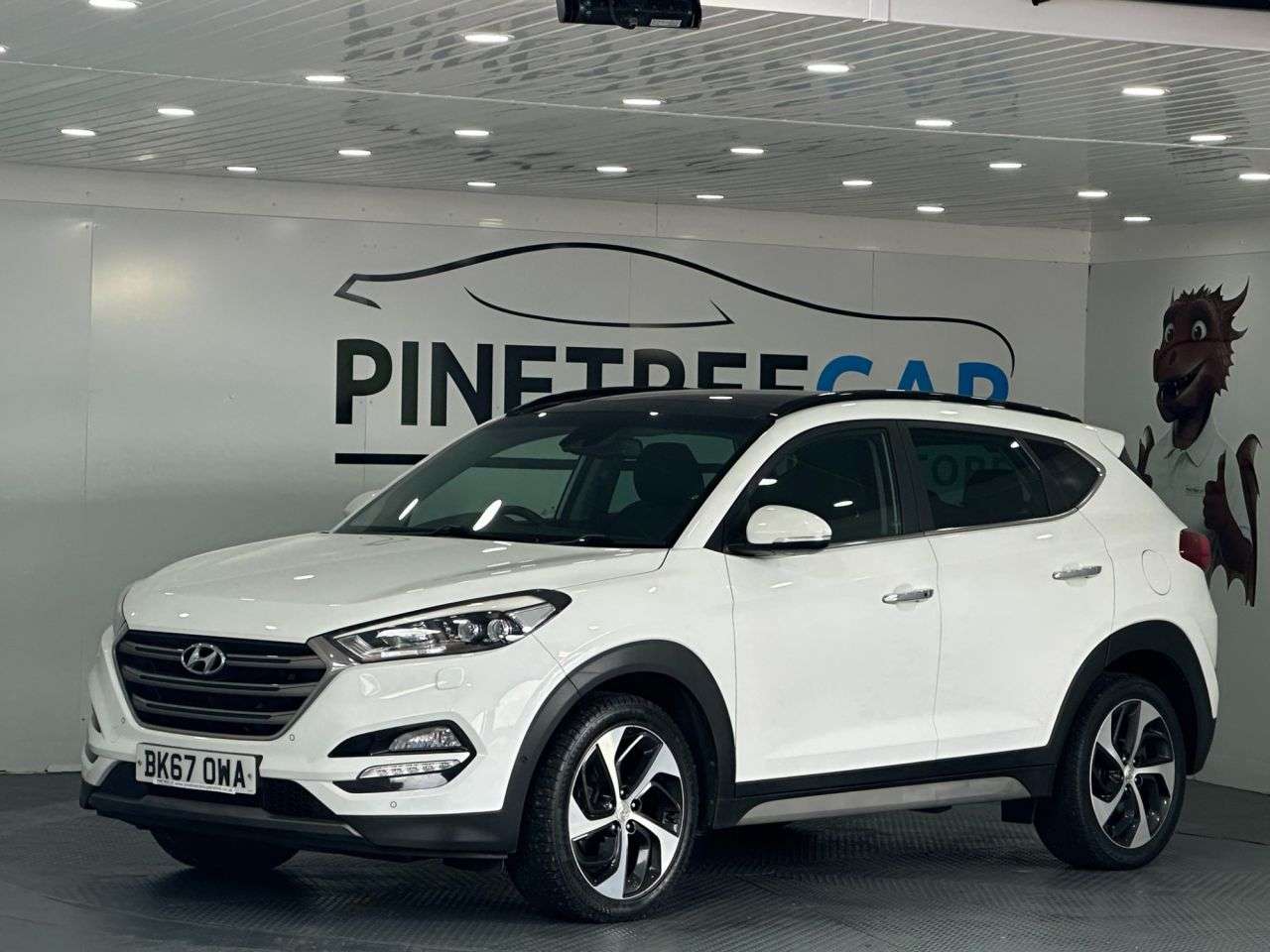 A 2017 HYUNDAI TUCSON 1.7 CRDi Blue Drive Premium SE SUV 5dr Diesel DCT Euro 6 (s/s) (141 ps) A 2017 HYUNDAI TUCSON 1.7 CRDi Blue Drive Premium SE SUV 5dr Diesel DCT Euro 6 (s/s) (141 ps)