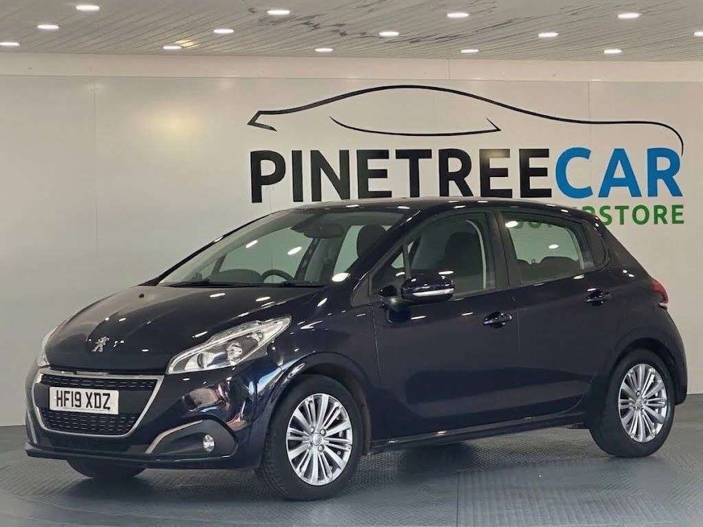 A 2019 PEUGEOT 208 1.2 PureTech Signature Hatchback 5dr Petrol Manual Euro 6 (s/s) (82 ps) A 2019 PEUGEOT 208 1.2 PureTech Signature Hatchback 5dr Petrol Manual Euro 6 (s/s) (82 ps)