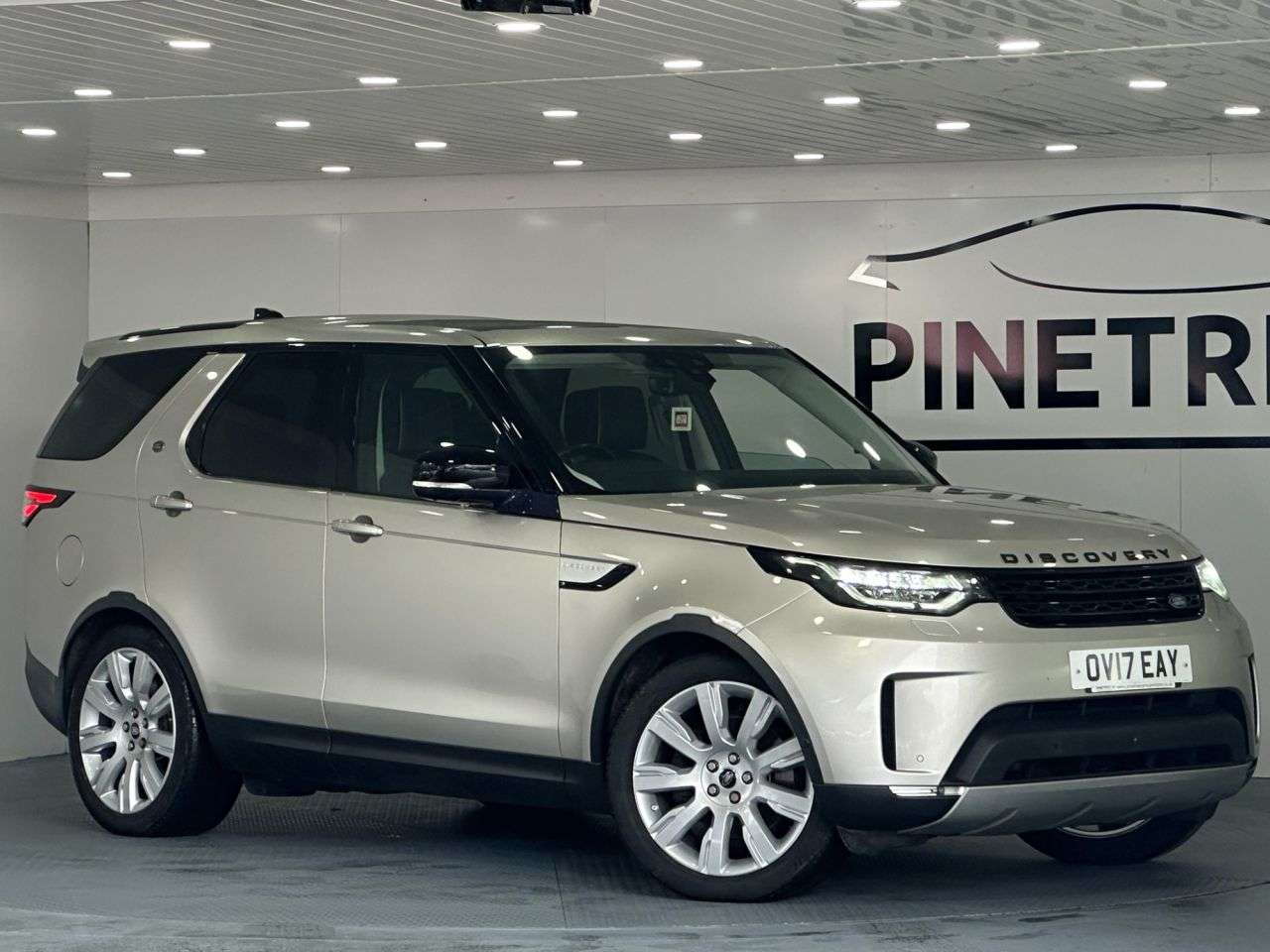 A 2017 LAND ROVER DISCOVERY 2.0 SD4 HSE Luxury SUV 5dr Diesel Auto 4WD Euro 6 (s/s) (240 ps) A 2017 LAND ROVER DISCOVERY 2.0 SD4 HSE Luxury SUV 5dr Diesel Auto 4WD Euro 6 (s/s) (240 ps)