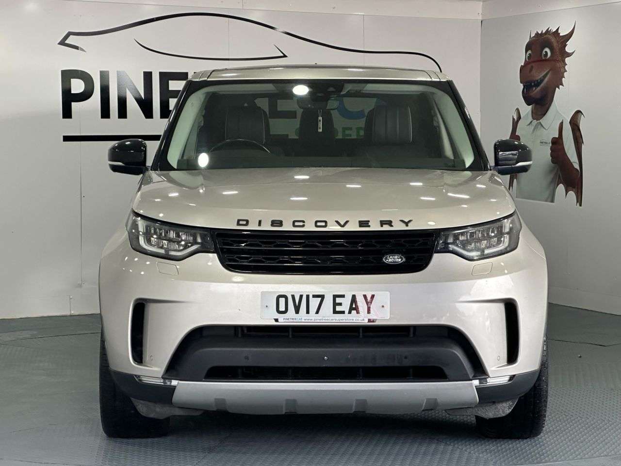 A 2017 LAND ROVER DISCOVERY 2.0 SD4 HSE Luxury SUV 5dr Diesel Auto 4WD Euro 6 (s/s) (240 ps) A 2017 LAND ROVER DISCOVERY 2.0 SD4 HSE Luxury SUV 5dr Diesel Auto 4WD Euro 6 (s/s) (240 ps)