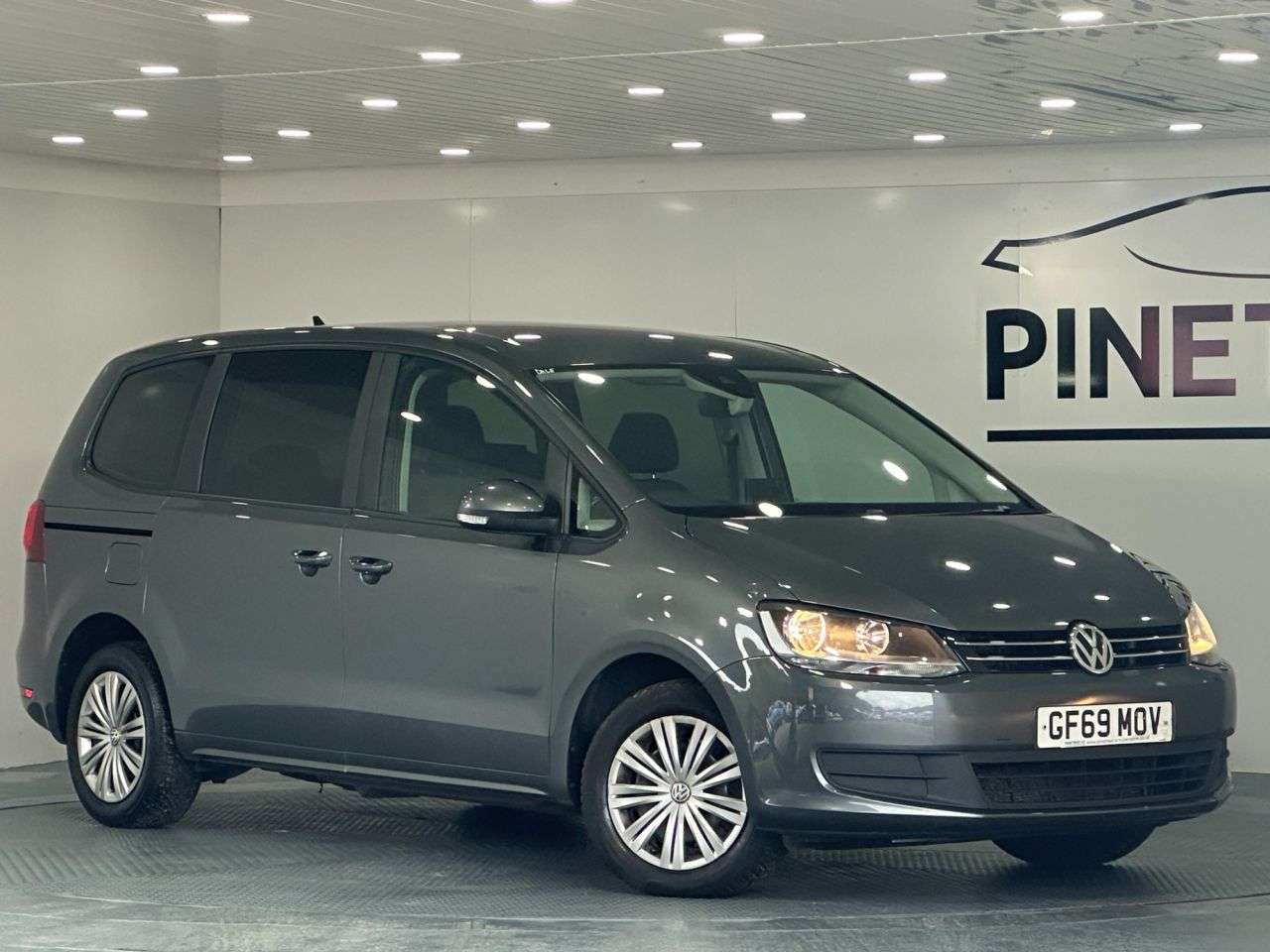 A 2019 VOLKSWAGEN SHARAN 2.0 TDI S MPV 5dr Diesel DSG Euro 6 (s/s) (150 ps) A 2019 VOLKSWAGEN SHARAN 2.0 TDI S MPV 5dr Diesel DSG Euro 6 (s/s) (150 ps)