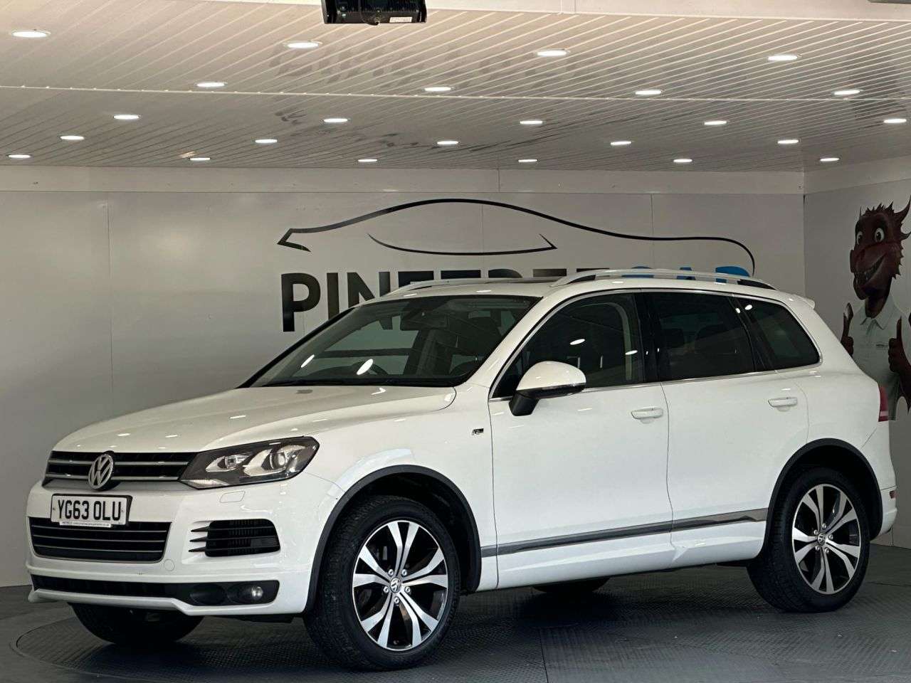 A 2013 VOLKSWAGEN TOUAREG 3.0 TDI V6 BlueMotion Tech R-Line SUV 5dr Diesel Tiptronic 4WD Euro 5 (s/s) A 2013 VOLKSWAGEN TOUAREG 3.0 TDI V6 BlueMotion Tech R-Line SUV 5dr Diesel Tiptronic 4WD Euro 5 (s/s)