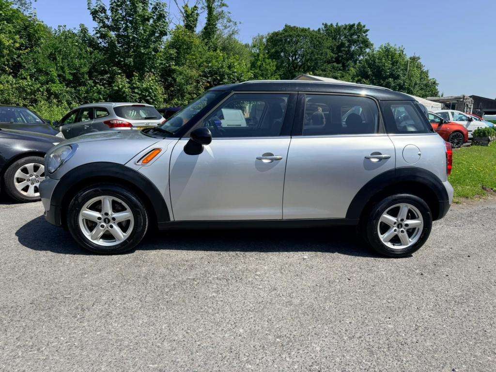 A 2014 MINI COUNTRYMAN Cooper A 2014 MINI COUNTRYMAN Cooper