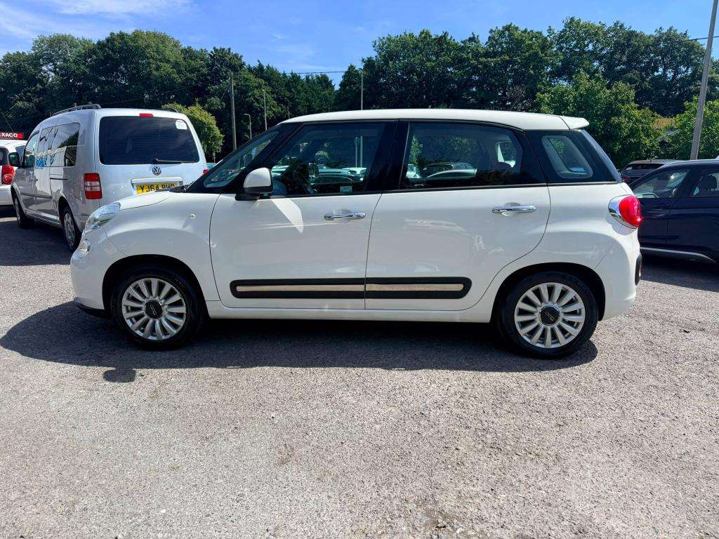 A 2015 FIAT 500L Popular Star A 2015 FIAT 500L Popular Star