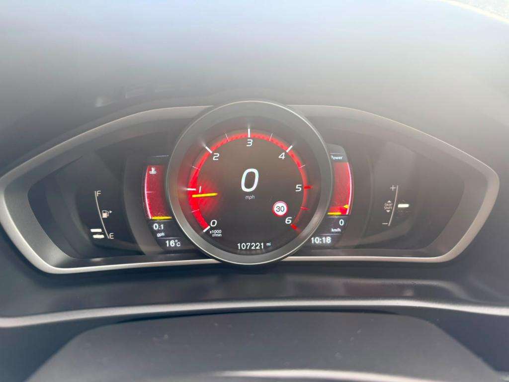 2016 VOLVO V40 2016 VOLVO V40