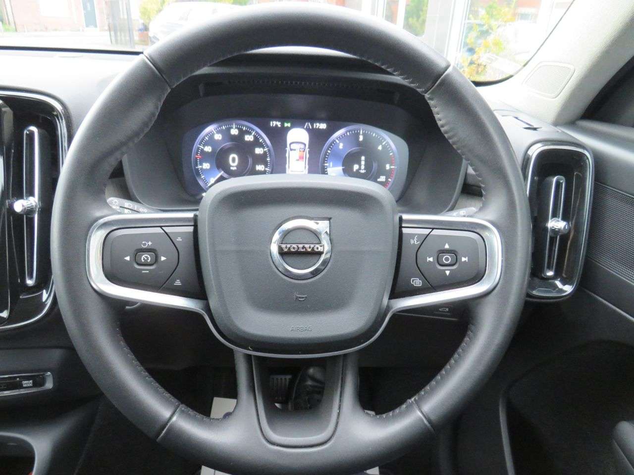 2020 VOLVO XC40 2020 VOLVO XC40