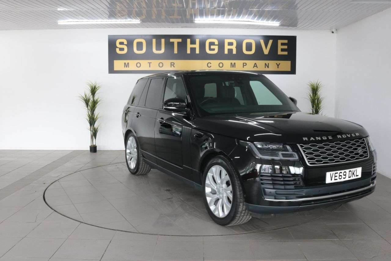 A 2019 LAND ROVER RANGE ROVER 3.0 SD V6 Vogue SE SUV 5dr Diesel Auto 4WD Euro 6 (s/s) (275 ps) * EXTENDED A 2019 LAND ROVER RANGE ROVER 3.0 SD V6 Vogue SE SUV 5dr Diesel Auto 4WD Euro 6 (s/s) (275 ps) * EXTENDED