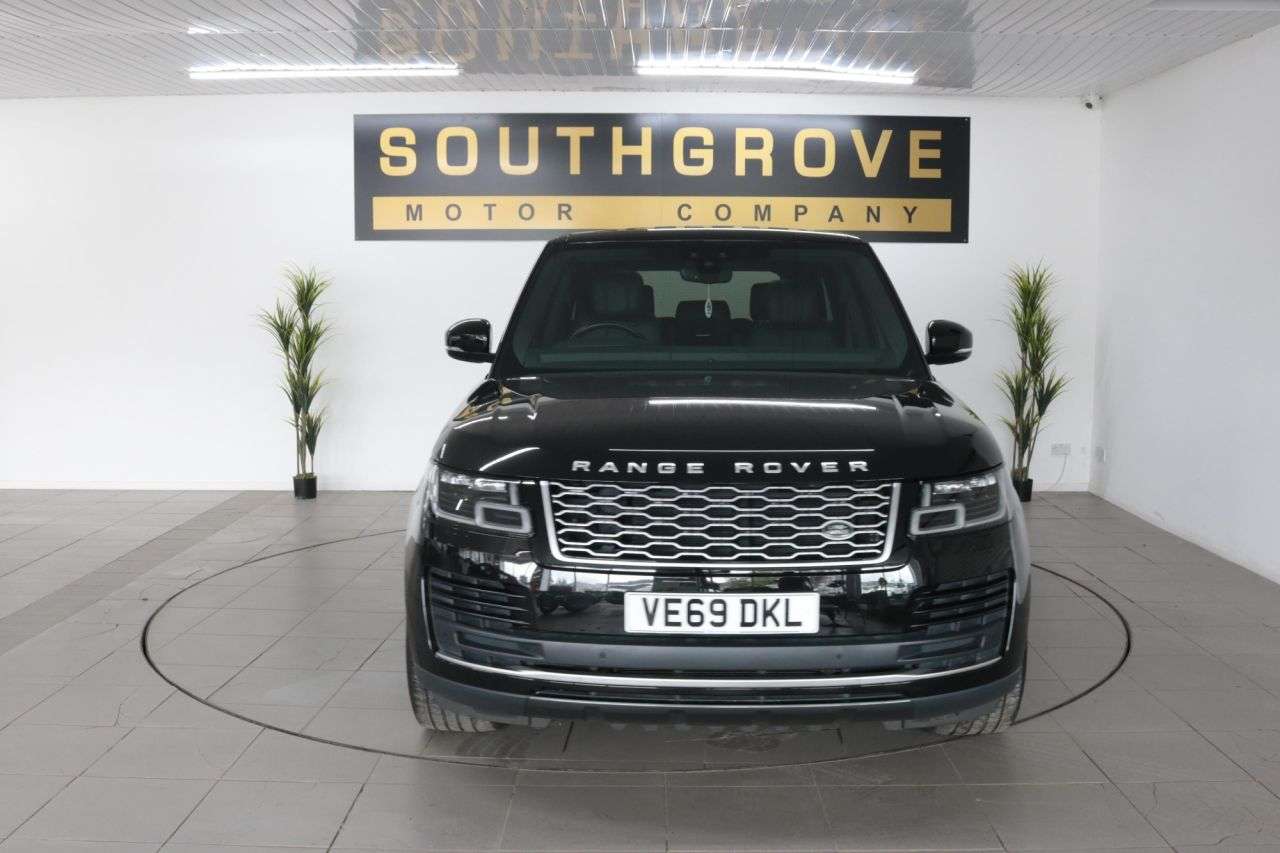 A 2019 LAND ROVER RANGE ROVER 3.0 SD V6 Vogue SE SUV 5dr Diesel Auto 4WD Euro 6 (s/s) (275 ps) * EXTENDED A 2019 LAND ROVER RANGE ROVER 3.0 SD V6 Vogue SE SUV 5dr Diesel Auto 4WD Euro 6 (s/s) (275 ps) * EXTENDED