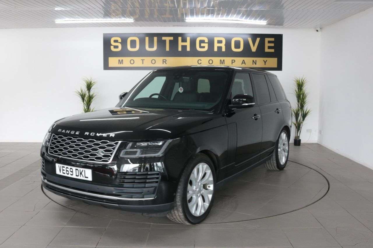 A 2019 LAND ROVER RANGE ROVER 3.0 SD V6 Vogue SE SUV 5dr Diesel Auto 4WD Euro 6 (s/s) (275 ps) * EXTENDED A 2019 LAND ROVER RANGE ROVER 3.0 SD V6 Vogue SE SUV 5dr Diesel Auto 4WD Euro 6 (s/s) (275 ps) * EXTENDED