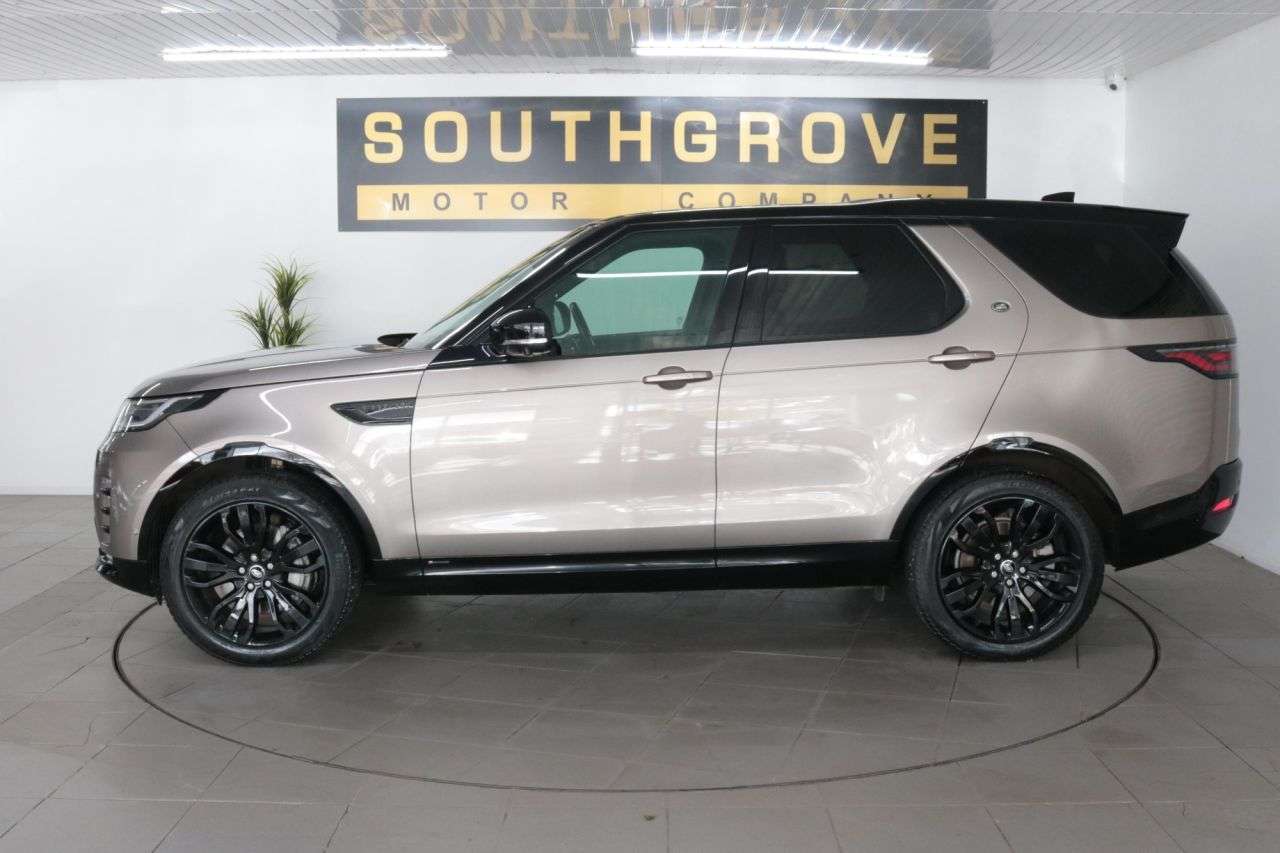 A 2021 LAND ROVER DISCOVERY 3.0 D300 MHEV R-Dynamic SE SUV 5dr Diesel Auto 4WD Euro 6 (s/s) (300 ps) * A 2021 LAND ROVER DISCOVERY 3.0 D300 MHEV R-Dynamic SE SUV 5dr Diesel Auto 4WD Euro 6 (s/s) (300 ps) *