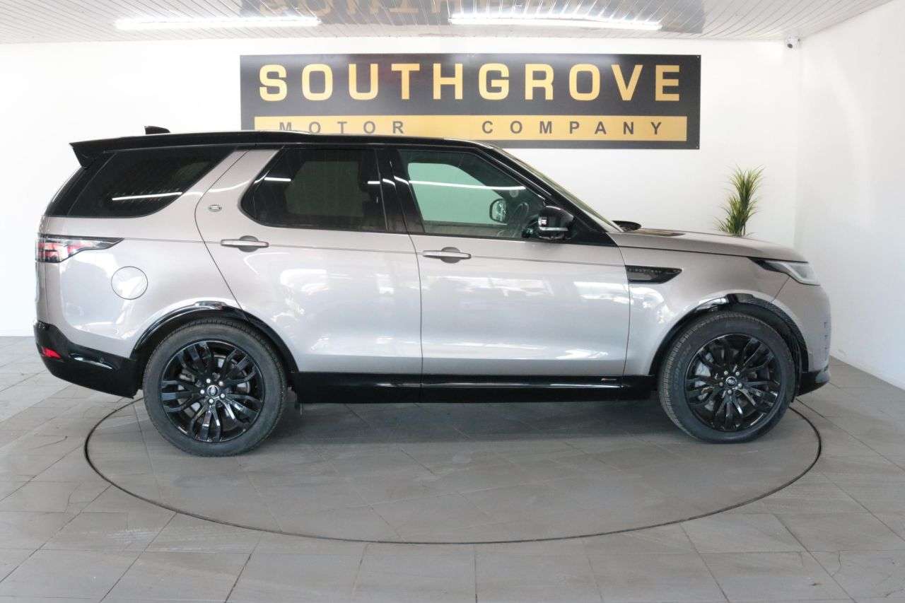 A 2021 LAND ROVER DISCOVERY 3.0 D300 MHEV R-Dynamic SE SUV 5dr Diesel Auto 4WD Euro 6 (s/s) (300 ps) * A 2021 LAND ROVER DISCOVERY 3.0 D300 MHEV R-Dynamic SE SUV 5dr Diesel Auto 4WD Euro 6 (s/s) (300 ps) *