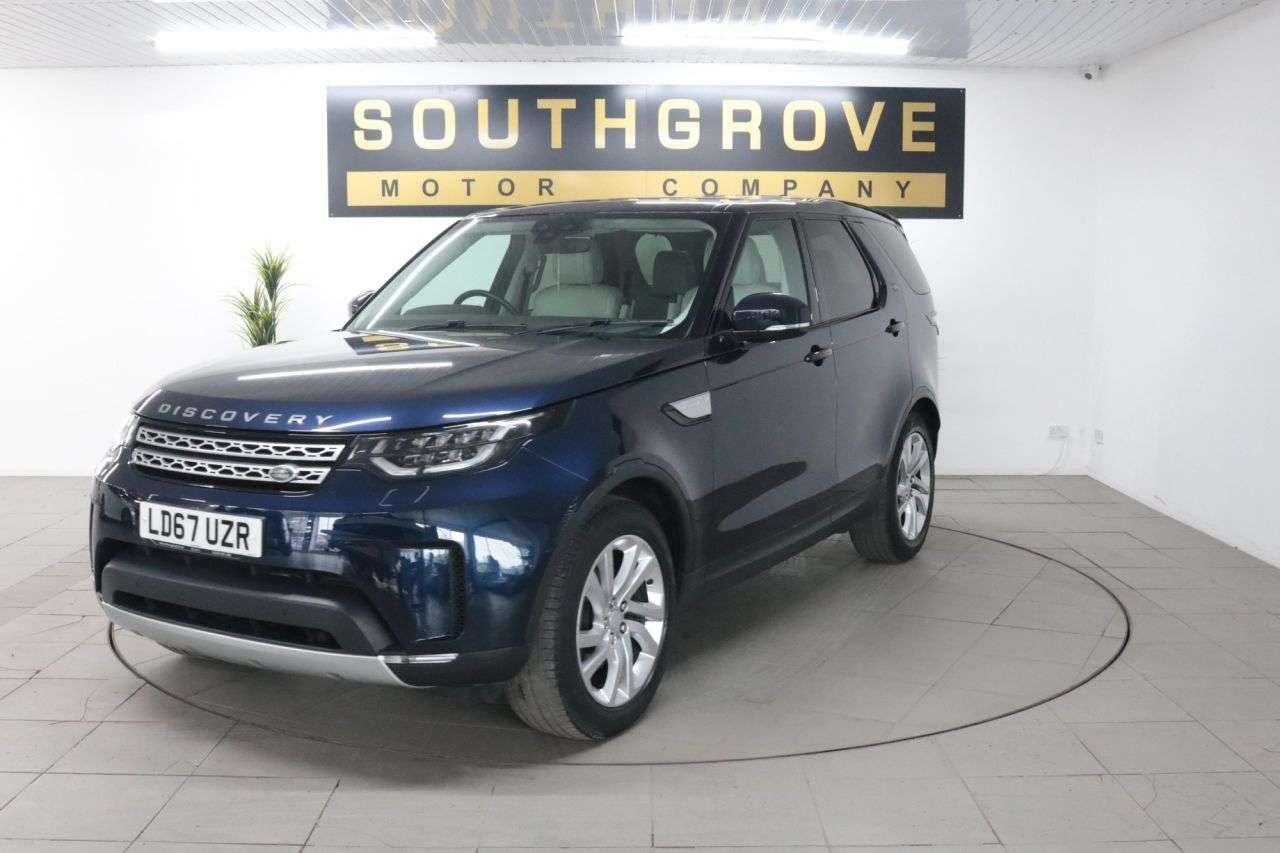 A 2017 LAND ROVER DISCOVERY 3.0 Si6 V6 HSE SUV 5dr Petrol Auto 4WD Euro 6 (s/s) (340 ps) * EXTENDED WAR A 2017 LAND ROVER DISCOVERY 3.0 Si6 V6 HSE SUV 5dr Petrol Auto 4WD Euro 6 (s/s) (340 ps) * EXTENDED WAR
