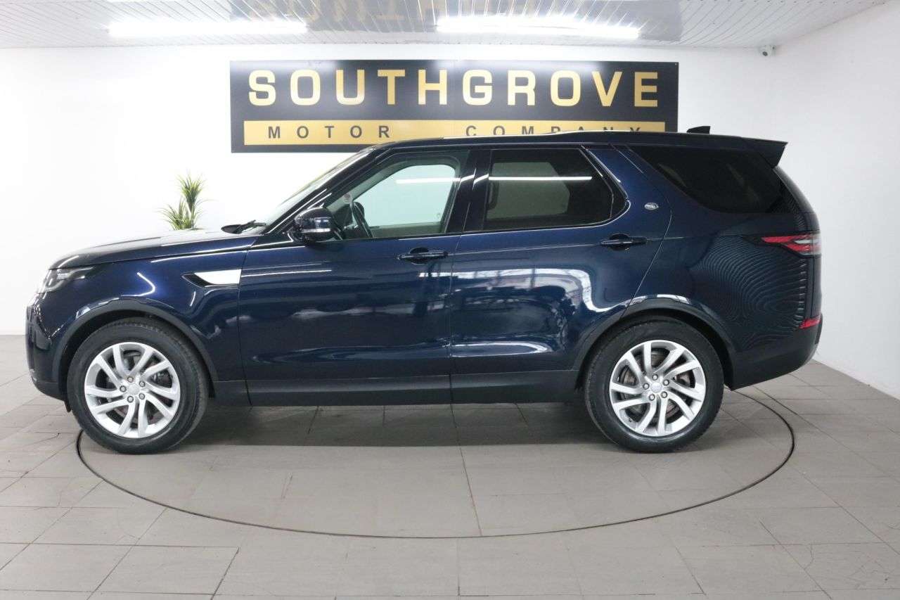 A 2017 LAND ROVER DISCOVERY 3.0 Si6 V6 HSE SUV 5dr Petrol Auto 4WD Euro 6 (s/s) (340 ps) * EXTENDED WAR A 2017 LAND ROVER DISCOVERY 3.0 Si6 V6 HSE SUV 5dr Petrol Auto 4WD Euro 6 (s/s) (340 ps) * EXTENDED WAR