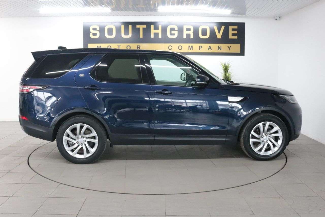 A 2017 LAND ROVER DISCOVERY 3.0 Si6 V6 HSE SUV 5dr Petrol Auto 4WD Euro 6 (s/s) (340 ps) * EXTENDED WAR A 2017 LAND ROVER DISCOVERY 3.0 Si6 V6 HSE SUV 5dr Petrol Auto 4WD Euro 6 (s/s) (340 ps) * EXTENDED WAR