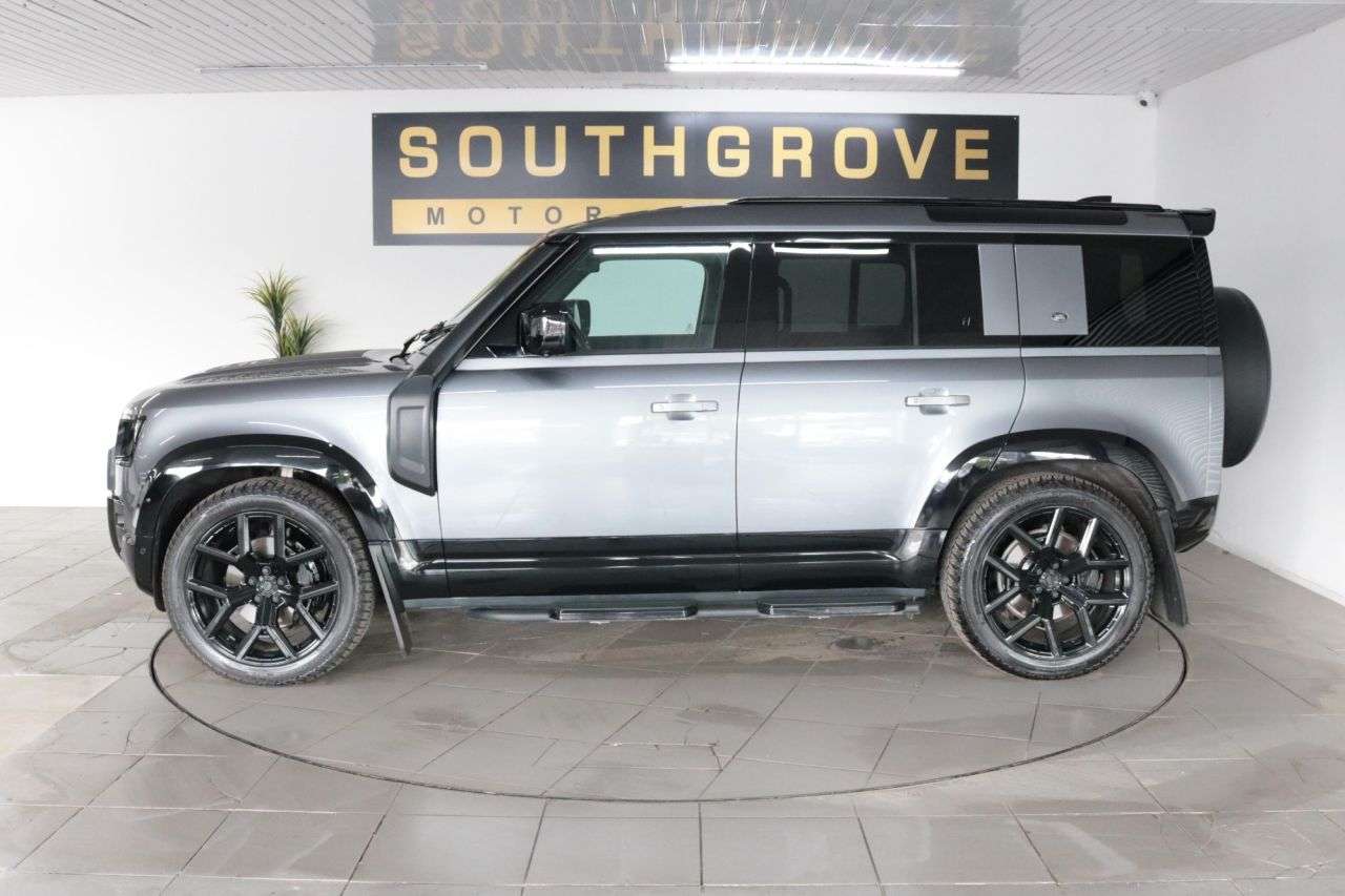 A 2021 LAND ROVER DEFENDER 3.0 D300 MHEV SE SUV 5dr Diesel Auto 4WD Euro 6 (s/s) (300 ps) * EXTENDED W A 2021 LAND ROVER DEFENDER 3.0 D300 MHEV SE SUV 5dr Diesel Auto 4WD Euro 6 (s/s) (300 ps) * EXTENDED W
