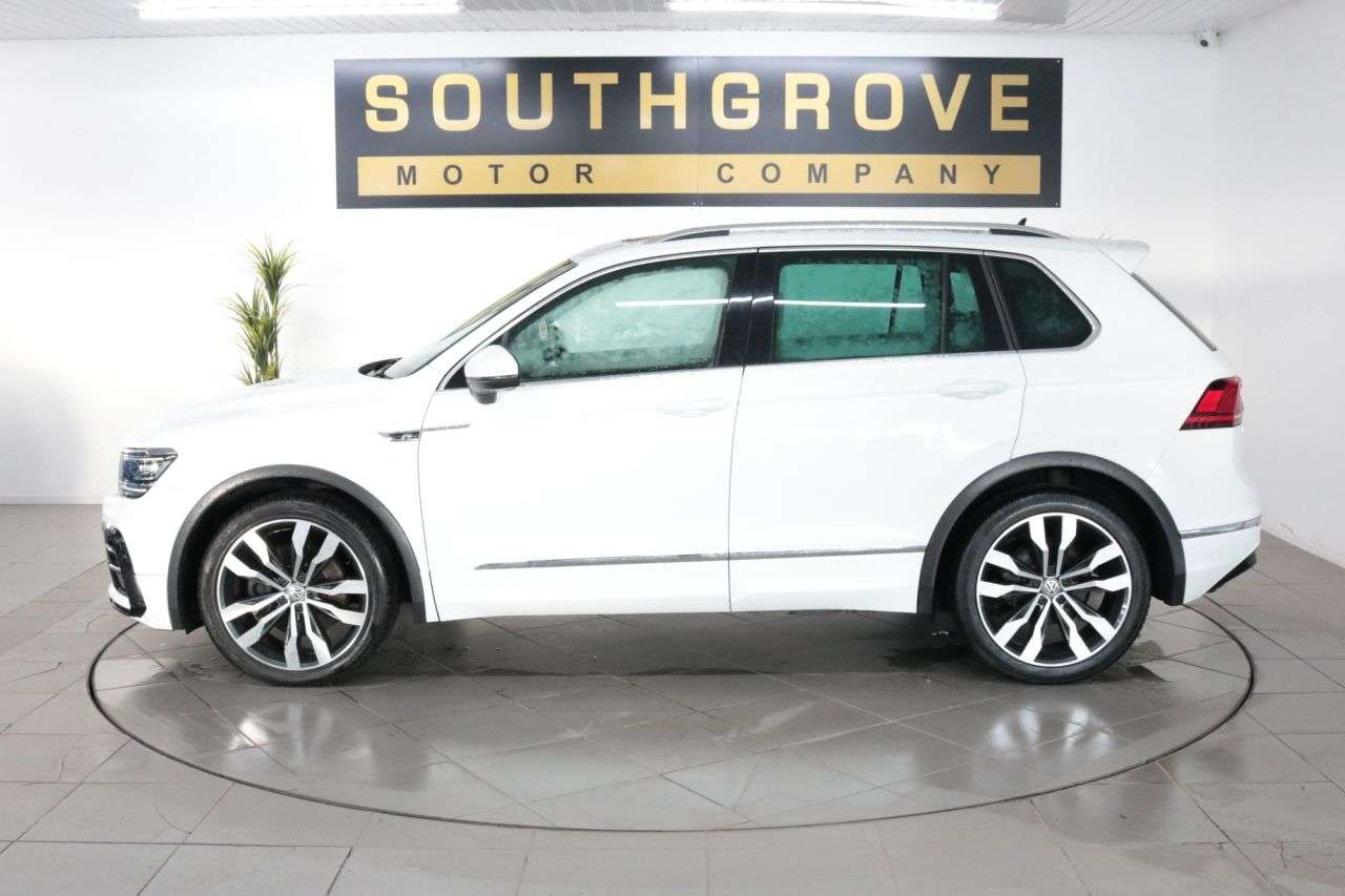 A 2017 VOLKSWAGEN TIGUAN 2.0 TSI R-Line SUV 5dr Petrol DSG 4Motion Euro 6 (s/s) (180 ps) * EXTENDED A 2017 VOLKSWAGEN TIGUAN 2.0 TSI R-Line SUV 5dr Petrol DSG 4Motion Euro 6 (s/s) (180 ps) * EXTENDED