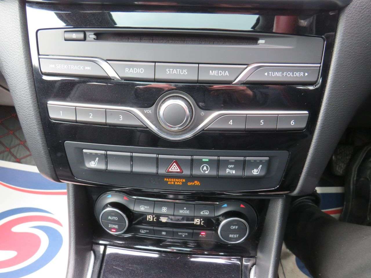 2017 INFINITI Q30 2017 INFINITI Q30