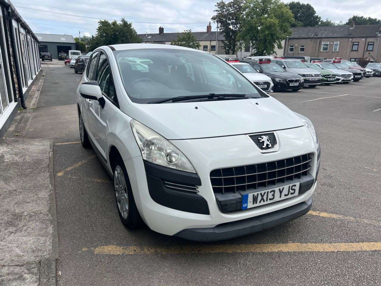 A 2013 PEUGEOT 3008 1.6 e-HDi Access SUV 5dr Diesel EGC Euro 5 (s/s) (115 ps) * EXTENDED WARRAN A 2013 PEUGEOT 3008 1.6 e-HDi Access SUV 5dr Diesel EGC Euro 5 (s/s) (115 ps) * EXTENDED WARRAN