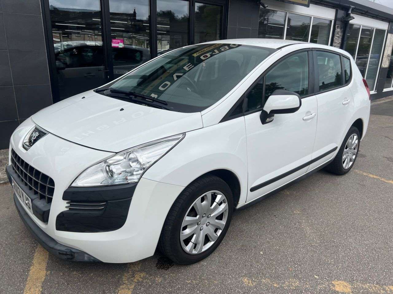 A 2013 PEUGEOT 3008 1.6 e-HDi Access SUV 5dr Diesel EGC Euro 5 (s/s) (115 ps) * EXTENDED WARRAN A 2013 PEUGEOT 3008 1.6 e-HDi Access SUV 5dr Diesel EGC Euro 5 (s/s) (115 ps) * EXTENDED WARRAN