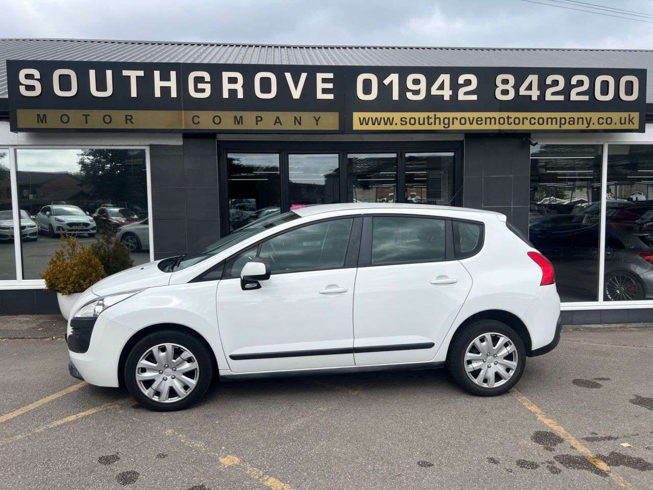 A 2013 PEUGEOT 3008 1.6 e-HDi Access SUV 5dr Diesel EGC Euro 5 (s/s) (115 ps) * EXTENDED WARRAN A 2013 PEUGEOT 3008 1.6 e-HDi Access SUV 5dr Diesel EGC Euro 5 (s/s) (115 ps) * EXTENDED WARRAN