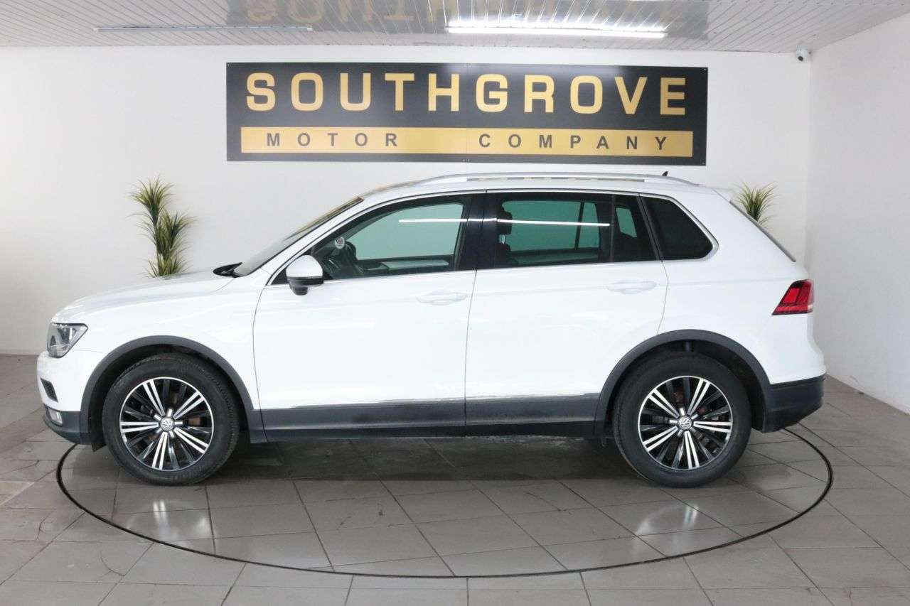 A 2017 VOLKSWAGEN TIGUAN 2.0 TDI BlueMotion Tech SE Navigation SUV 5dr Diesel Manual Euro 6 (s/s) (1 A 2017 VOLKSWAGEN TIGUAN 2.0 TDI BlueMotion Tech SE Navigation SUV 5dr Diesel Manual Euro 6 (s/s) (1