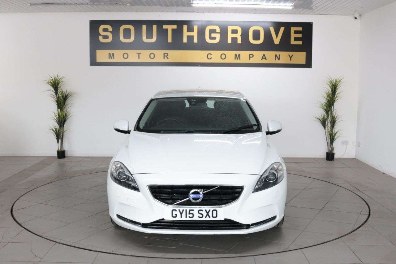A 2015 VOLVO V40 1.6 D2 SE Lux Hatchback 5dr Diesel Powershift Euro 5 (s/s) (115 ps) * EXTEN A 2015 VOLVO V40 1.6 D2 SE Lux Hatchback 5dr Diesel Powershift Euro 5 (s/s) (115 ps) * EXTEN