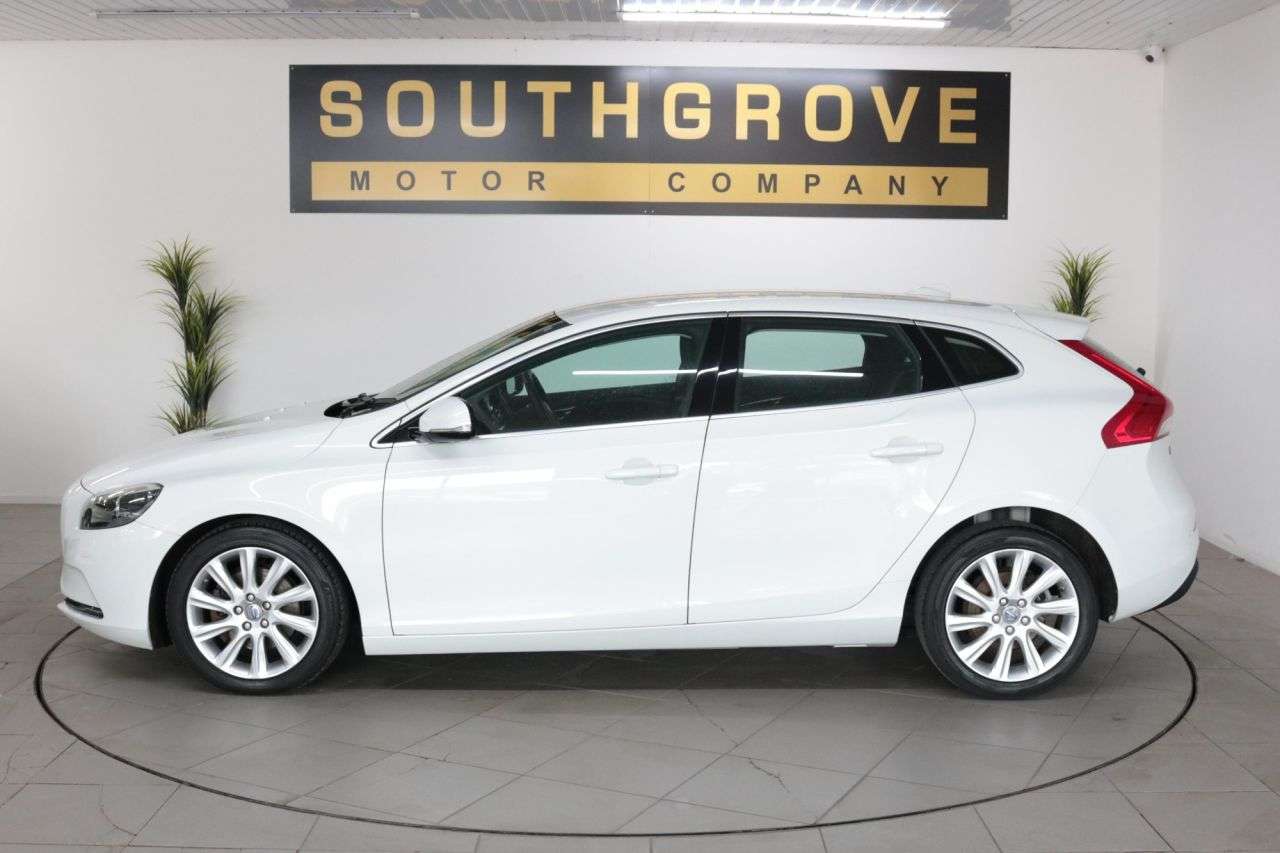 A 2015 VOLVO V40 1.6 D2 SE Lux Hatchback 5dr Diesel Powershift Euro 5 (s/s) (115 ps) * EXTEN A 2015 VOLVO V40 1.6 D2 SE Lux Hatchback 5dr Diesel Powershift Euro 5 (s/s) (115 ps) * EXTEN