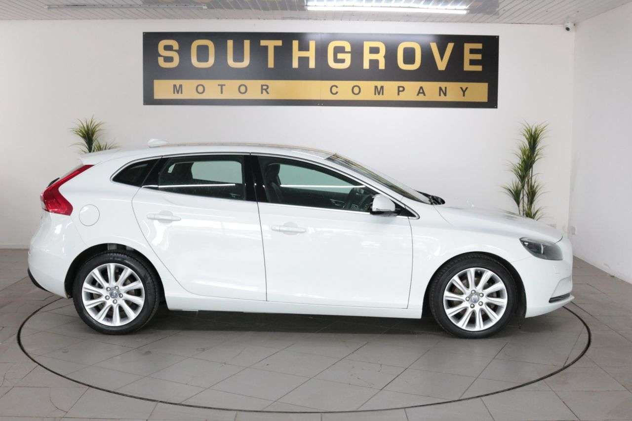 2015 VOLVO V40 2015 VOLVO V40