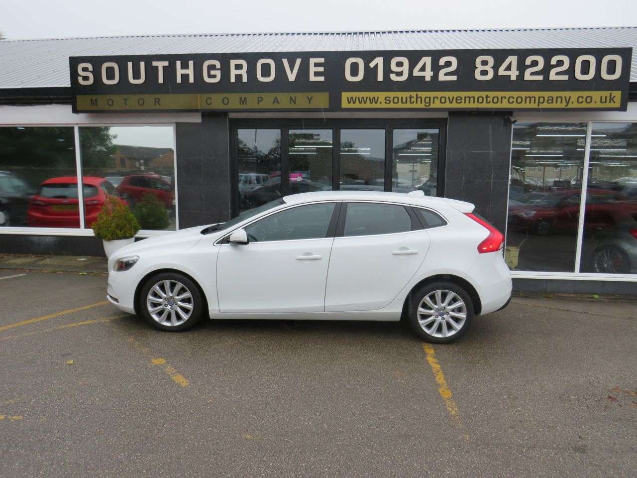 2015 VOLVO V40 2015 VOLVO V40