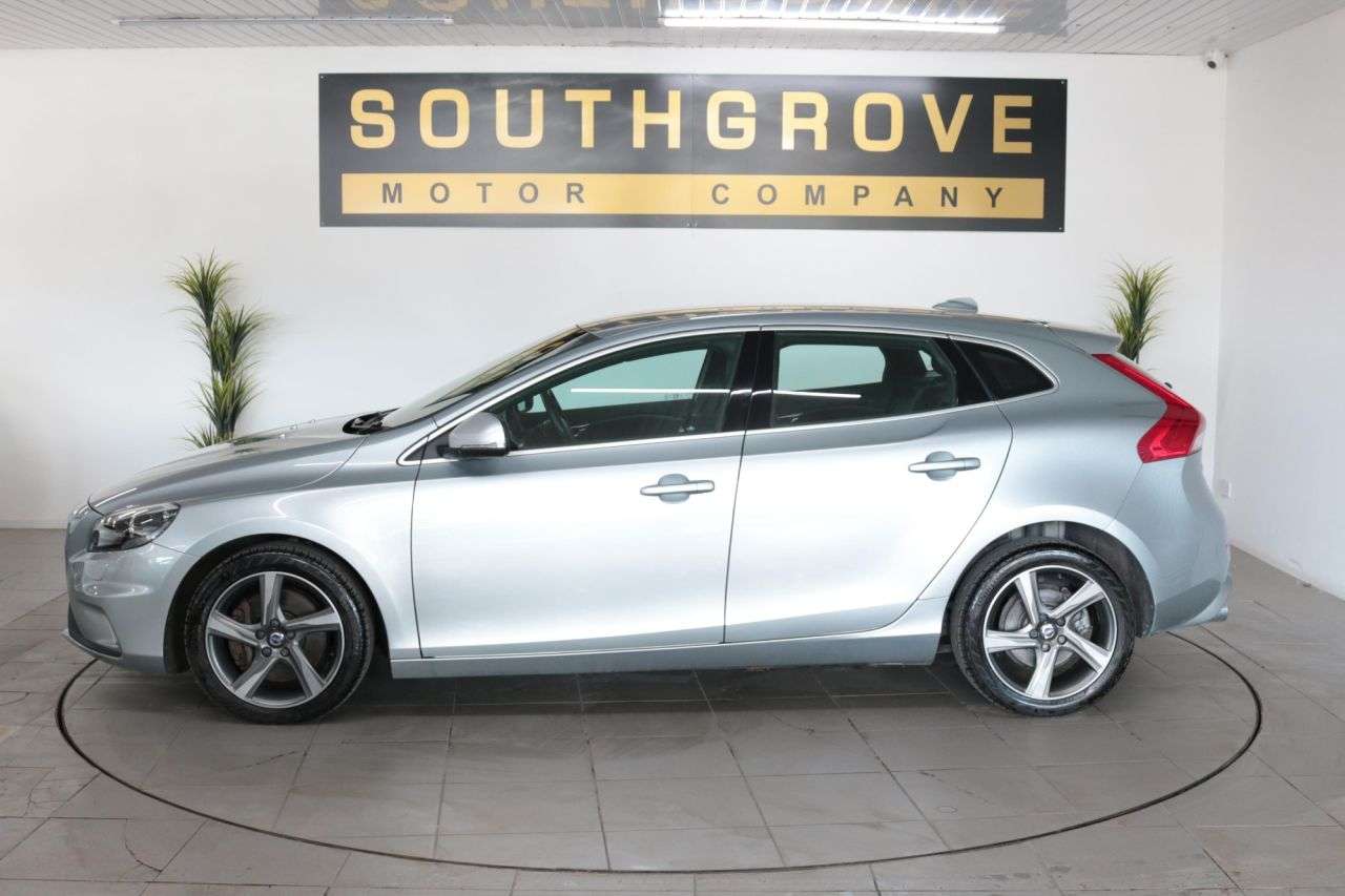 A 2016 VOLVO V40 2.0 D2 R-Design Lux Nav Hatchback 5dr Diesel Auto Euro 6 (s/s) (120 ps) ** A 2016 VOLVO V40 2.0 D2 R-Design Lux Nav Hatchback 5dr Diesel Auto Euro 6 (s/s) (120 ps) **