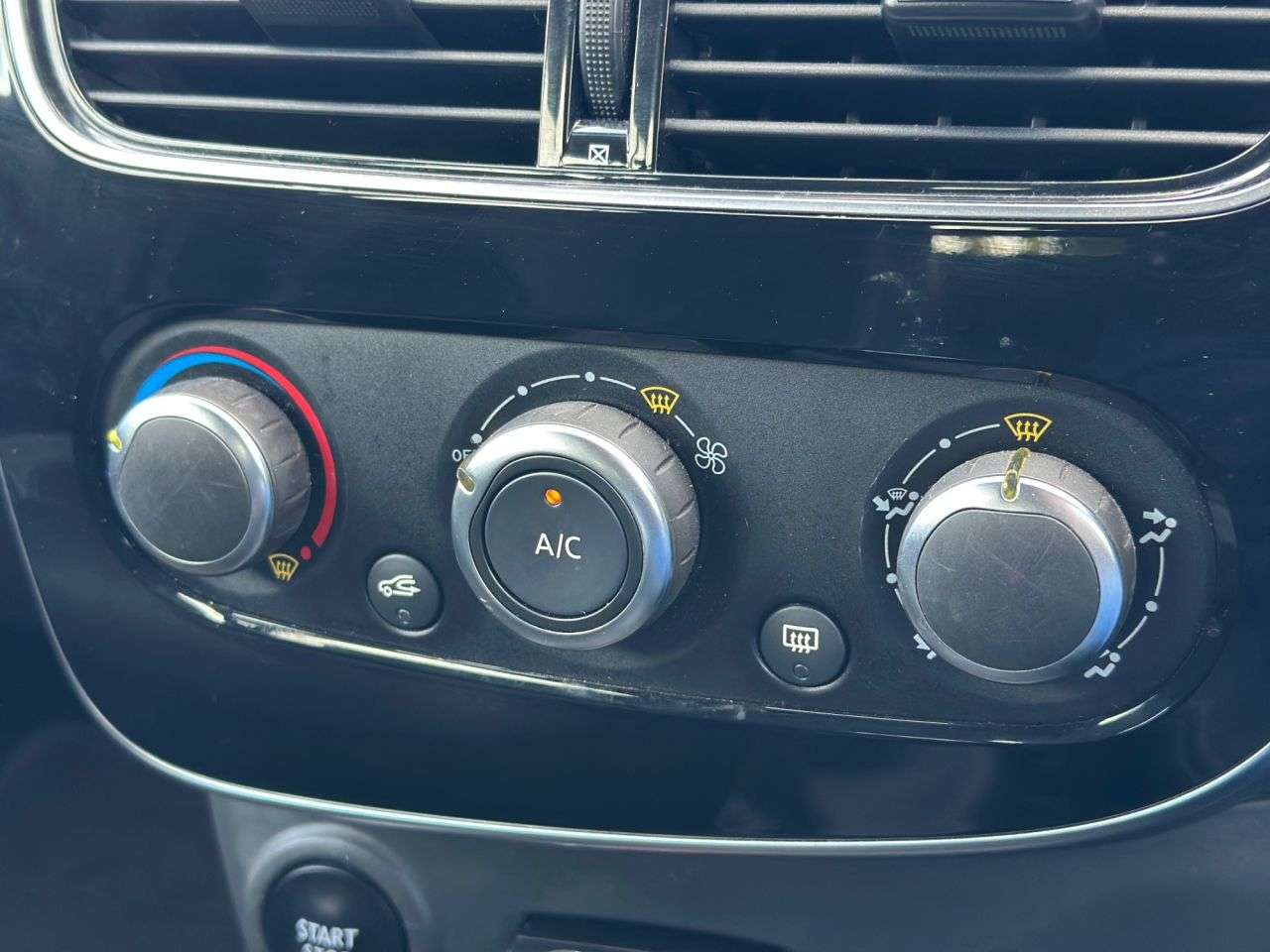 A 2019 RENAULT CLIO 1.5 DCi 90 PLAY Hatchback 5 Door A 2019 RENAULT CLIO 1.5 DCi 90 PLAY Hatchback 5 Door