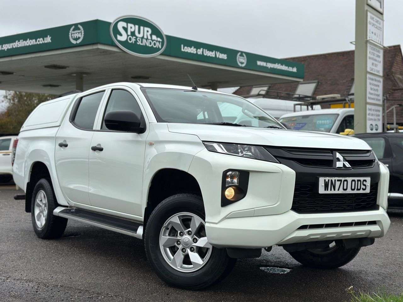 A 2020 MITSUBISHI L200 2.2 DI-D DC 4Life Pickup Double Cab 4dr Diesel Manual 4WD Euro 6 (s/s) (150 A 2020 MITSUBISHI L200 2.2 DI-D DC 4Life Pickup Double Cab 4dr Diesel Manual 4WD Euro 6 (s/s) (150