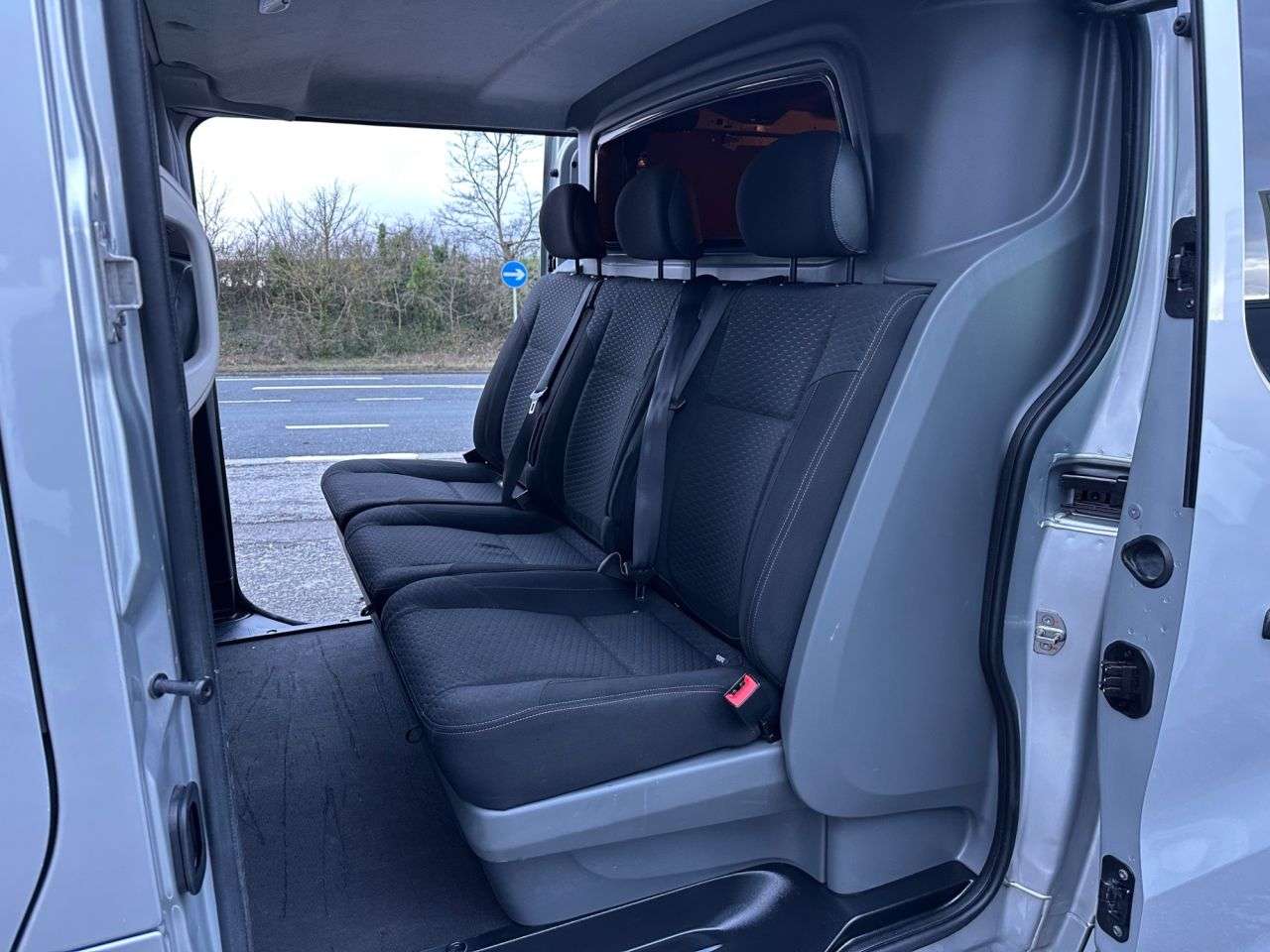 A 2015 VAUXHALL VIVARO 1.6 CDTi 2900 Sportive Crew Van Double Cab 5dr Diesel Manual L2 H1 Euro 5 ( A 2015 VAUXHALL VIVARO 1.6 CDTi 2900 Sportive Crew Van Double Cab 5dr Diesel Manual L2 H1 Euro 5 (