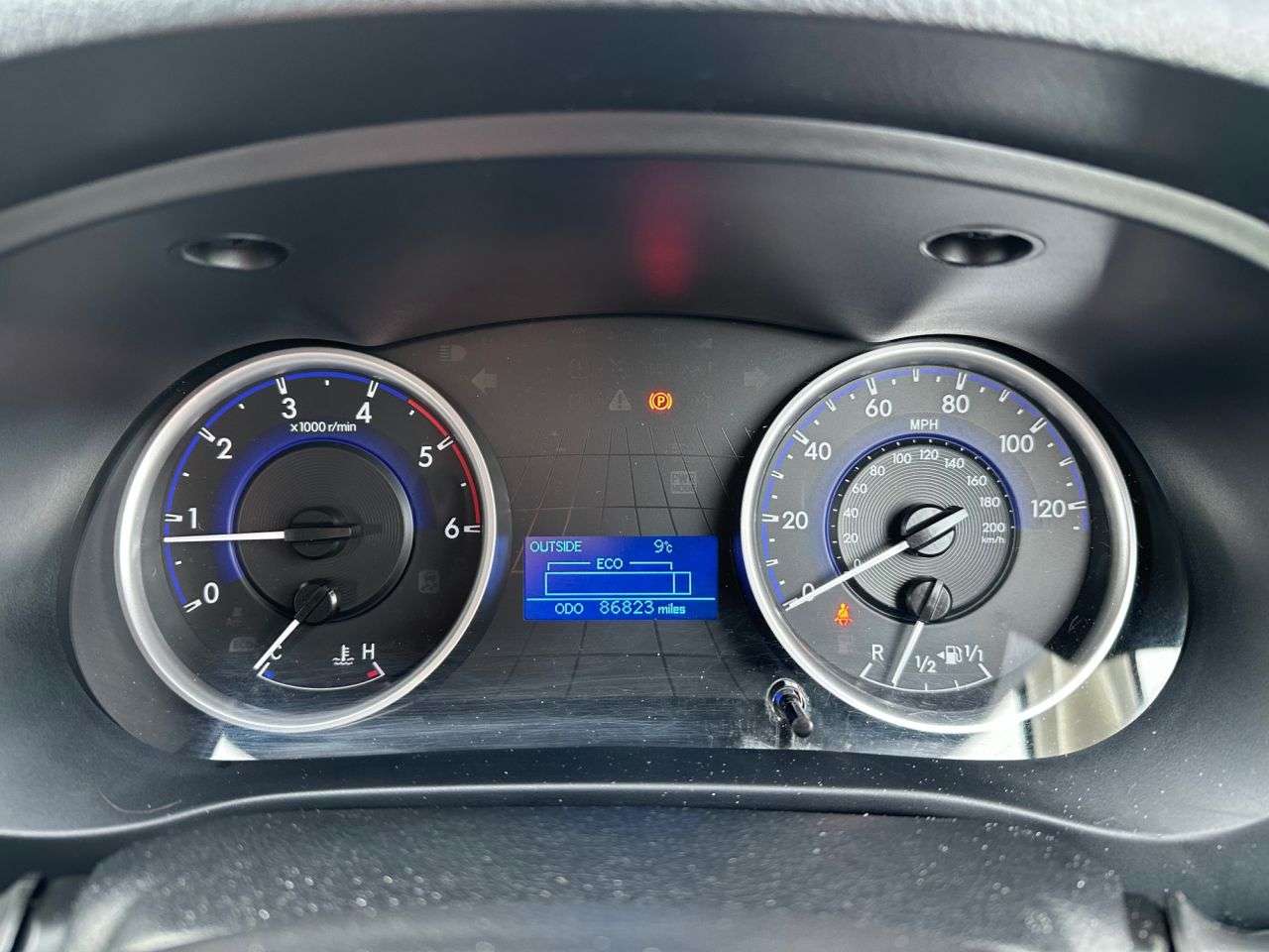 A 2019 TOYOTA HI-LUX 2.4 D-4D Active Pickup Extended Cab 4dr Diesel Manual 4WD Euro 6 (3.5t) (15 A 2019 TOYOTA HI-LUX 2.4 D-4D Active Pickup Extended Cab 4dr Diesel Manual 4WD Euro 6 (3.5t) (15