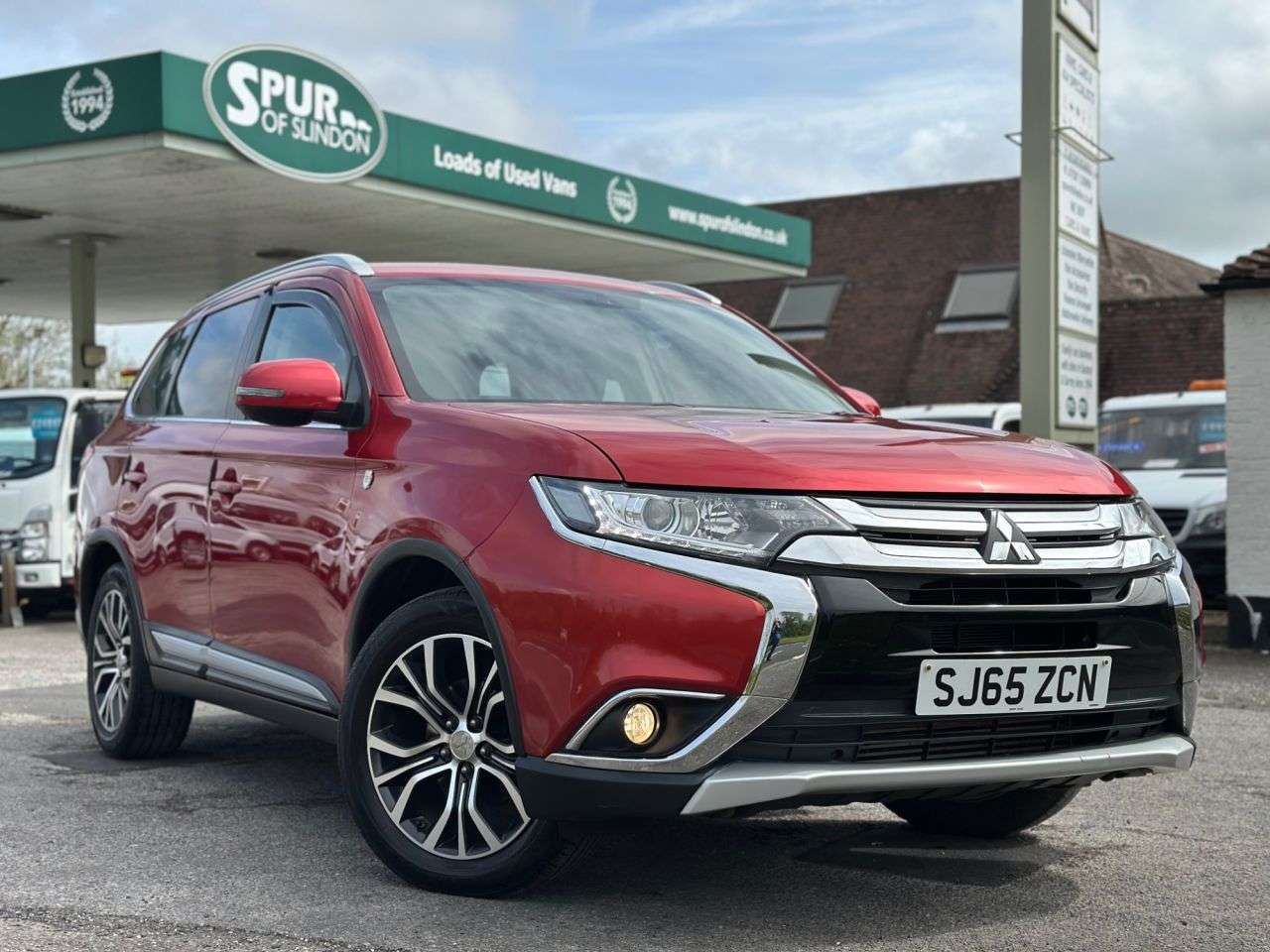 A 2015 MITSUBISHI OUTLANDER 7 SEAT 2.2 DI-D GX3 SUV 5dr Diesel Auto 4WD Euro 6 (147 ps) - AUTOMATIC 4X4 A 2015 MITSUBISHI OUTLANDER 7 SEAT 2.2 DI-D GX3 SUV 5dr Diesel Auto 4WD Euro 6 (147 ps) - AUTOMATIC 4X4