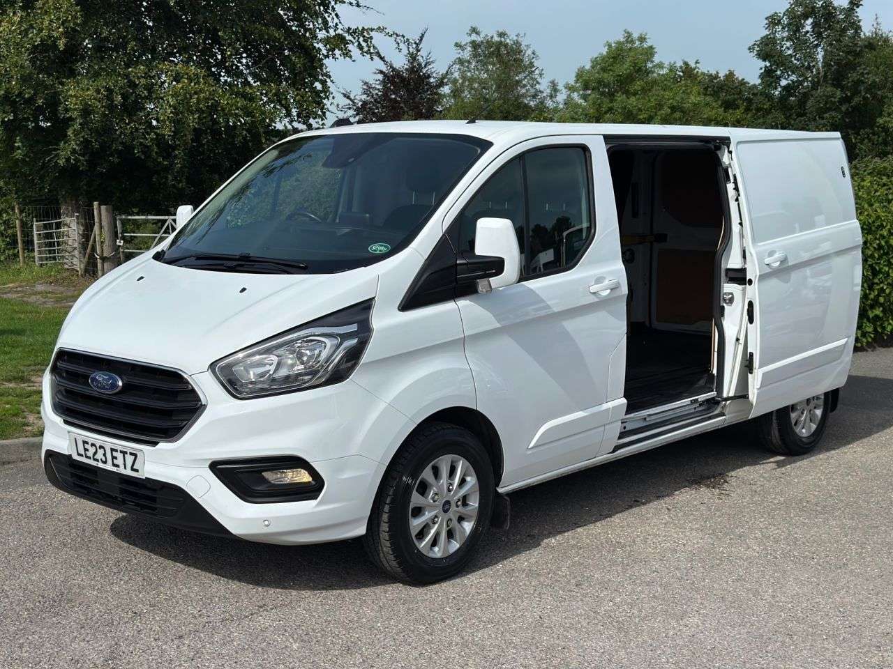 A 2023 FORD TRANSIT CUSTOM 2.0 300 EcoBlue Limited Panel Van 5dr Diesel Manual L2 H1 Euro 6 (s/s) (130 A 2023 FORD TRANSIT CUSTOM 2.0 300 EcoBlue Limited Panel Van 5dr Diesel Manual L2 H1 Euro 6 (s/s) (130