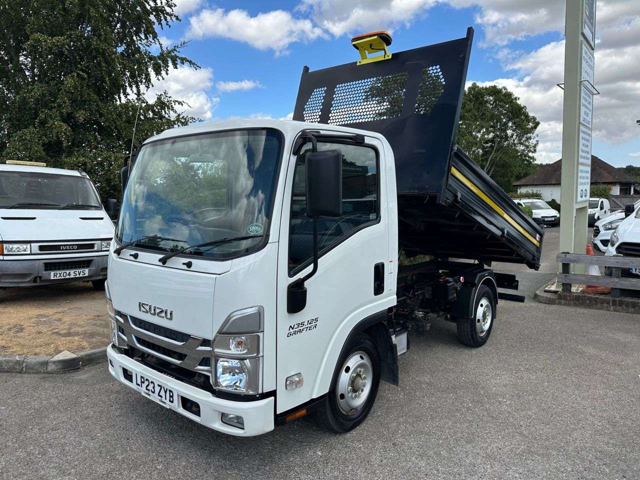 A 2023 ISUZU GRAFTER Tipper 1.9l Automatic 121 BHP A 2023 ISUZU GRAFTER Tipper 1.9l Automatic 121 BHP