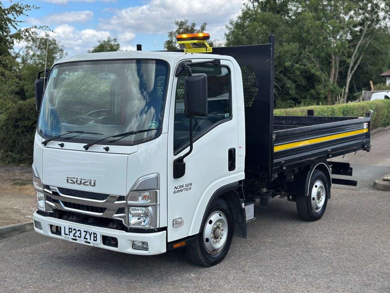 A 2023 ISUZU GRAFTER Tipper 1.9l Automatic 121 BHP A 2023 ISUZU GRAFTER Tipper 1.9l Automatic 121 BHP