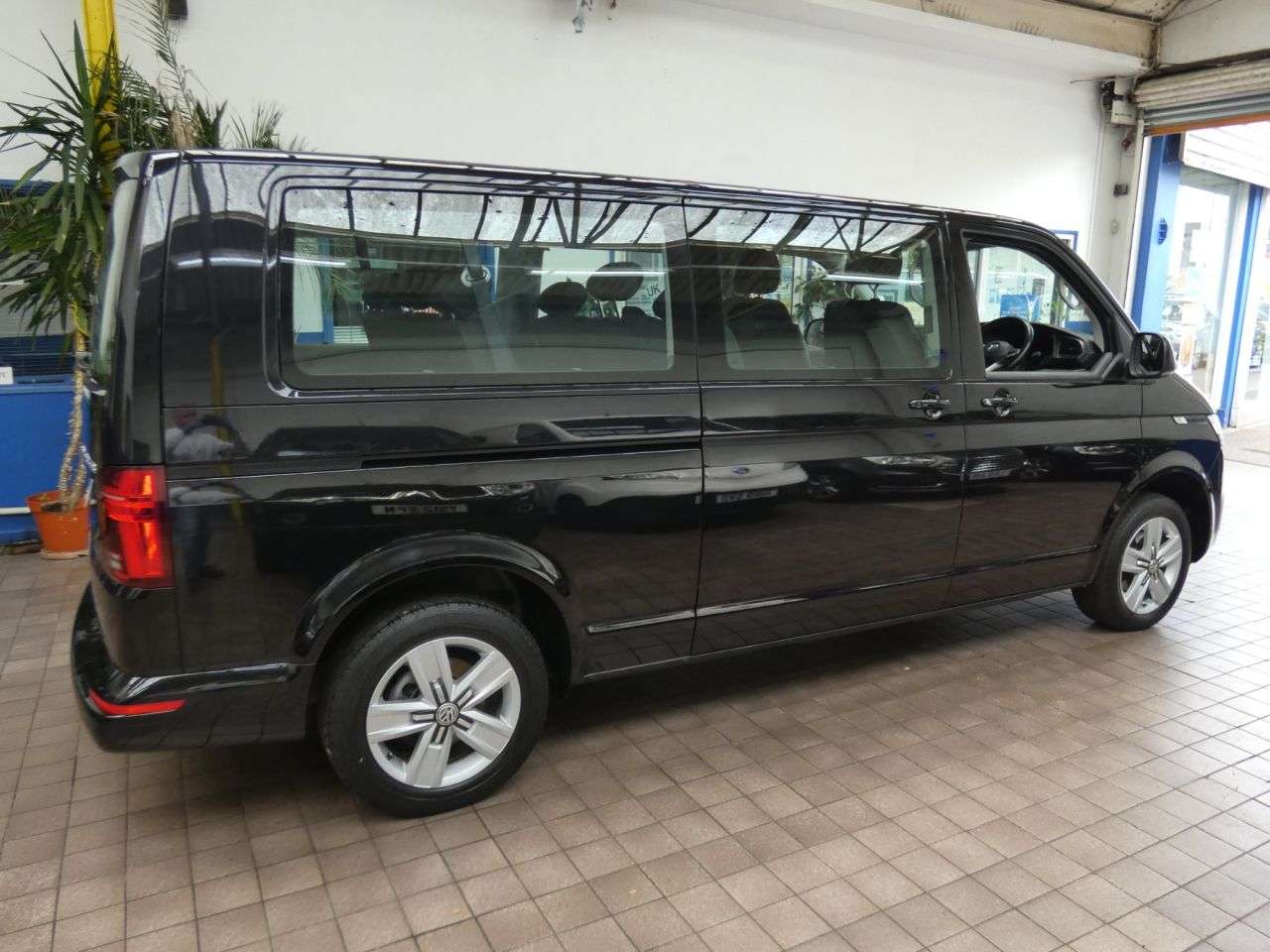 2020 VOLKSWAGEN TRANSPORTER SHUTTLE 2020 VOLKSWAGEN TRANSPORTER SHUTTLE