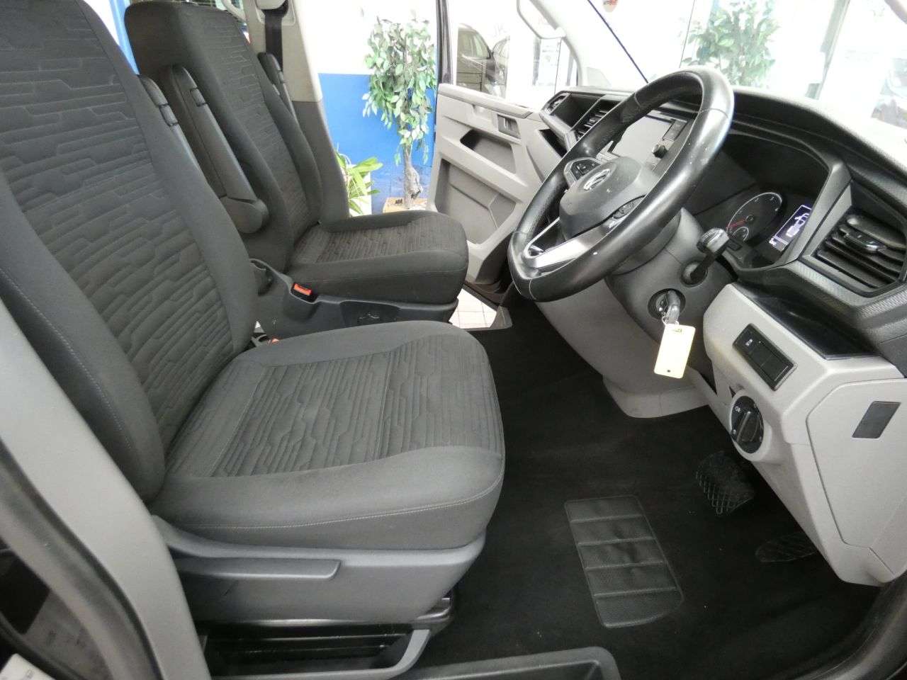 2020 VOLKSWAGEN TRANSPORTER SHUTTLE 2020 VOLKSWAGEN TRANSPORTER SHUTTLE