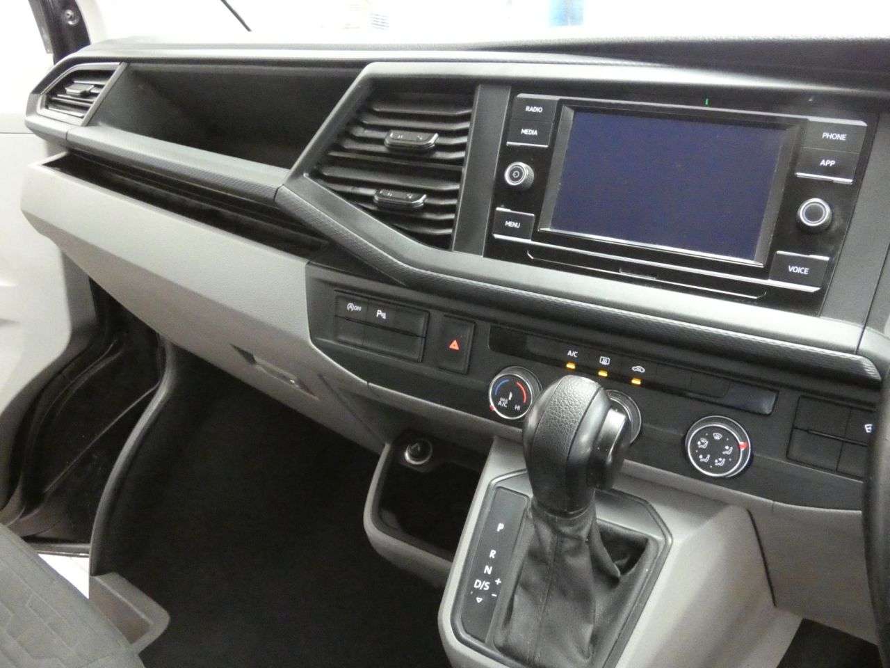 2020 VOLKSWAGEN TRANSPORTER SHUTTLE 2020 VOLKSWAGEN TRANSPORTER SHUTTLE