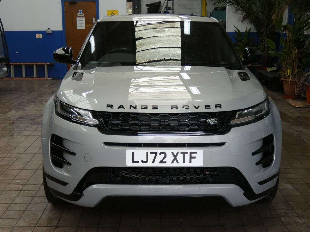 A 2022 LAND ROVER RANGE ROVER EVOQUE 1.5 P300e 12.2kWh Edition SUV 5dr Petrol Plug-in Hybrid Auto 4WD Euro 6 (s/ A 2022 LAND ROVER RANGE ROVER EVOQUE 1.5 P300e 12.2kWh Edition SUV 5dr Petrol Plug-in Hybrid Auto 4WD Euro 6 (s/