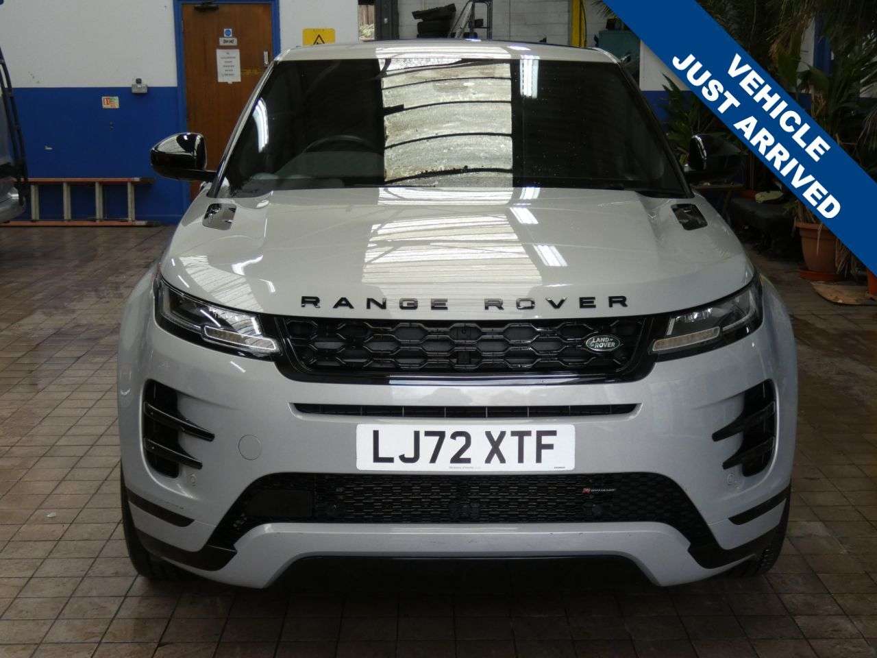 A 2022 LAND ROVER RANGE ROVER EVOQUE 1.5 P300e 12.2kWh Edition SUV 5dr Petrol Plug-in Hybrid Auto 4WD Euro 6 (s/ A 2022 LAND ROVER RANGE ROVER EVOQUE 1.5 P300e 12.2kWh Edition SUV 5dr Petrol Plug-in Hybrid Auto 4WD Euro 6 (s/