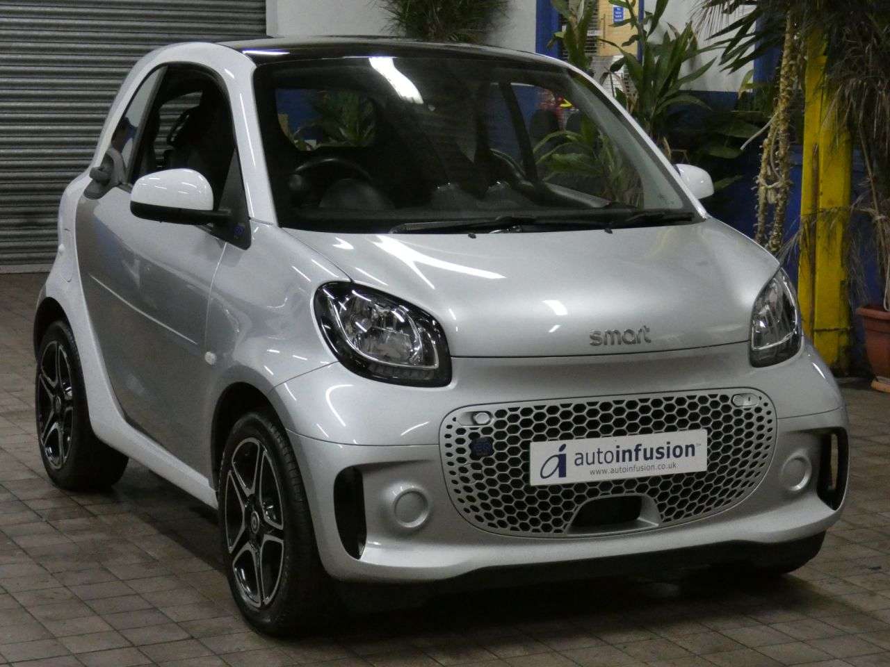 A 2021 SMART FORTWO 17.6kWh Premium Coupe 2dr Electric Auto (22kW Charger) (82 ps) GENUINE LOW A 2021 SMART FORTWO 17.6kWh Premium Coupe 2dr Electric Auto (22kW Charger) (82 ps) GENUINE LOW