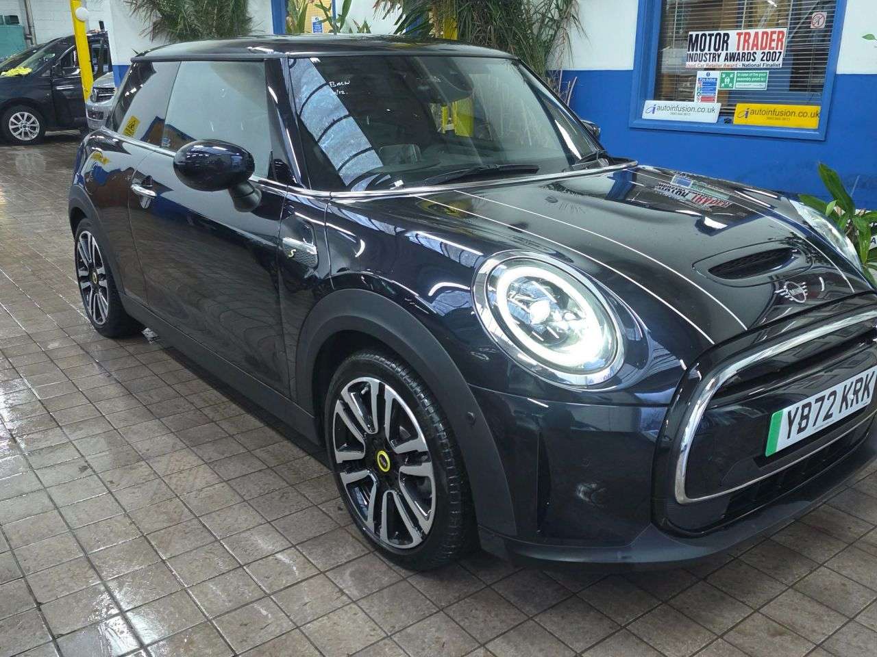 A 2022 MINI ELECTRIC HATCH Cooper SE 32.6kWh Level 3 Hatchback 3dr Electric Auto (184 ps) LOW MILES 1 A 2022 MINI ELECTRIC HATCH Cooper SE 32.6kWh Level 3 Hatchback 3dr Electric Auto (184 ps) LOW MILES 1