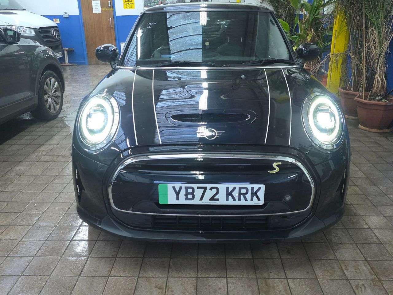 A 2022 MINI ELECTRIC HATCH Cooper SE 32.6kWh Level 3 Hatchback 3dr Electric Auto (184 ps) LOW MILES 1 A 2022 MINI ELECTRIC HATCH Cooper SE 32.6kWh Level 3 Hatchback 3dr Electric Auto (184 ps) LOW MILES 1