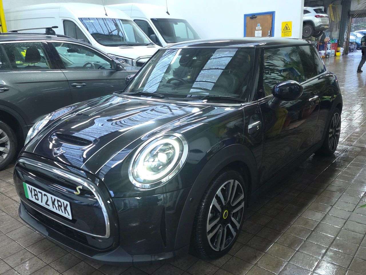 A 2022 MINI ELECTRIC HATCH Cooper SE 32.6kWh Level 3 Hatchback 3dr Electric Auto (184 ps) LOW MILES 1 A 2022 MINI ELECTRIC HATCH Cooper SE 32.6kWh Level 3 Hatchback 3dr Electric Auto (184 ps) LOW MILES 1