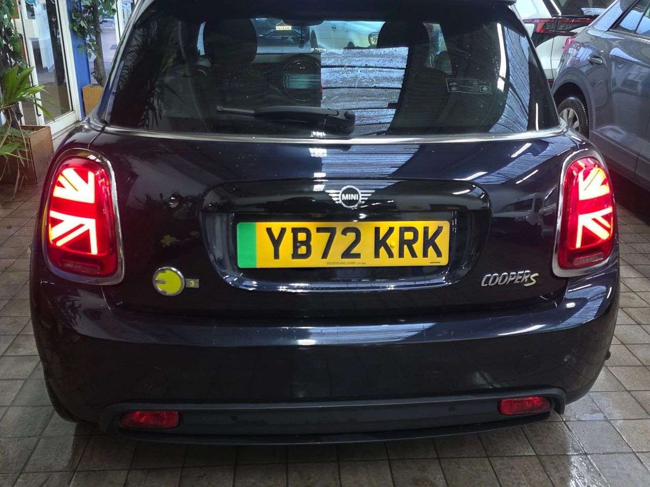 A 2022 MINI ELECTRIC HATCH Cooper SE 32.6kWh Level 3 Hatchback 3dr Electric Auto (184 ps) LOW MILES 1 A 2022 MINI ELECTRIC HATCH Cooper SE 32.6kWh Level 3 Hatchback 3dr Electric Auto (184 ps) LOW MILES 1