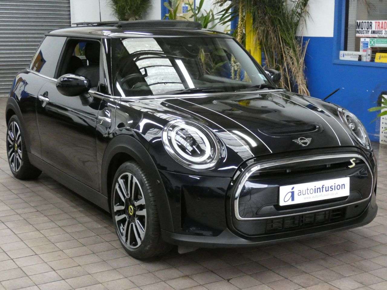 A 2022 MINI ELECTRIC HATCH Cooper SE 32.6kWh Level 3 Hatchback 3dr Electric Auto (184 ps) LOW MILES 1 A 2022 MINI ELECTRIC HATCH Cooper SE 32.6kWh Level 3 Hatchback 3dr Electric Auto (184 ps) LOW MILES 1