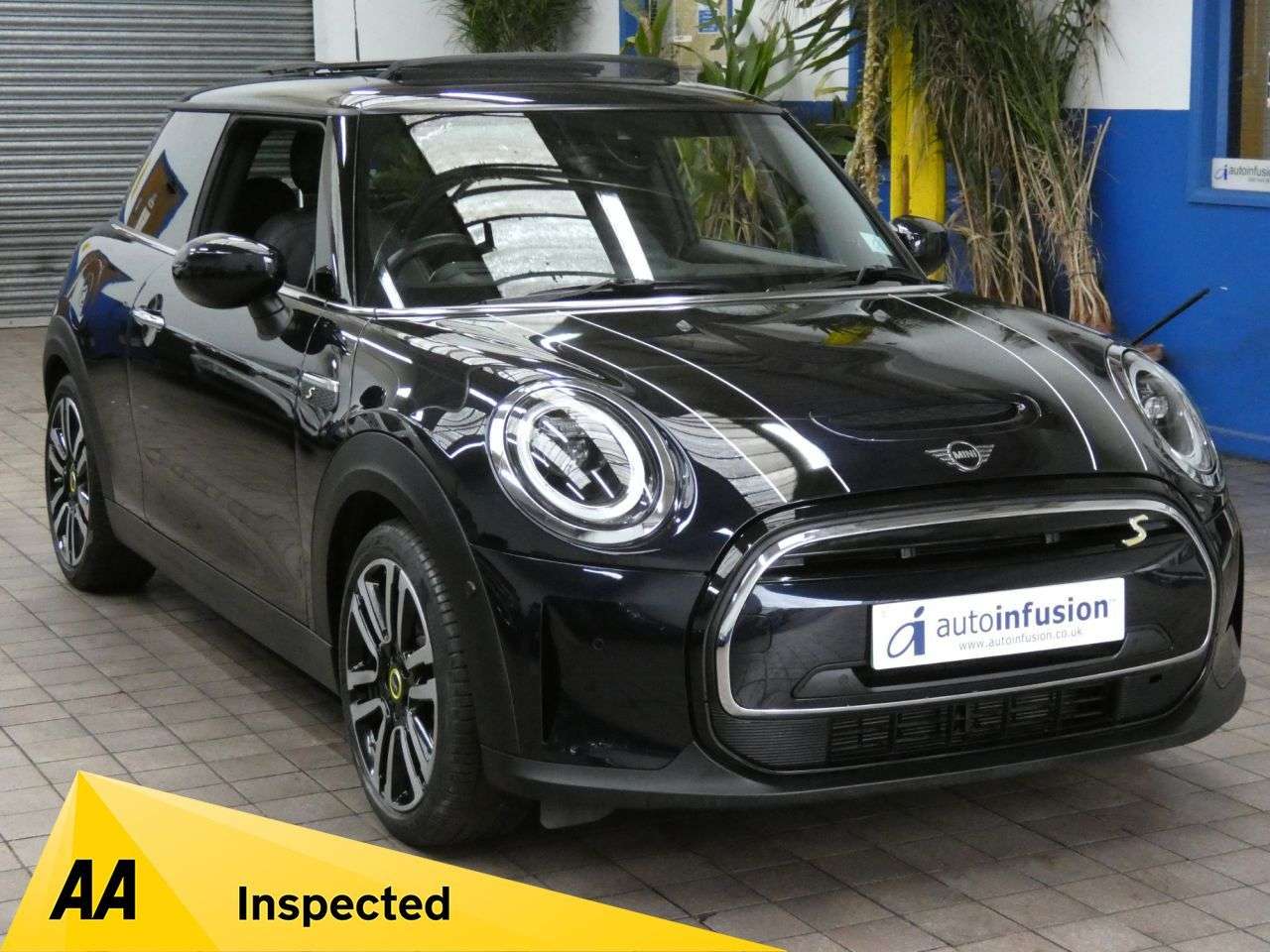 A 2022 MINI ELECTRIC HATCH Cooper SE 32.6kWh Level 3 Hatchback 3dr Electric Auto (184 ps) LOW MILES 1 A 2022 MINI ELECTRIC HATCH Cooper SE 32.6kWh Level 3 Hatchback 3dr Electric Auto (184 ps) LOW MILES 1